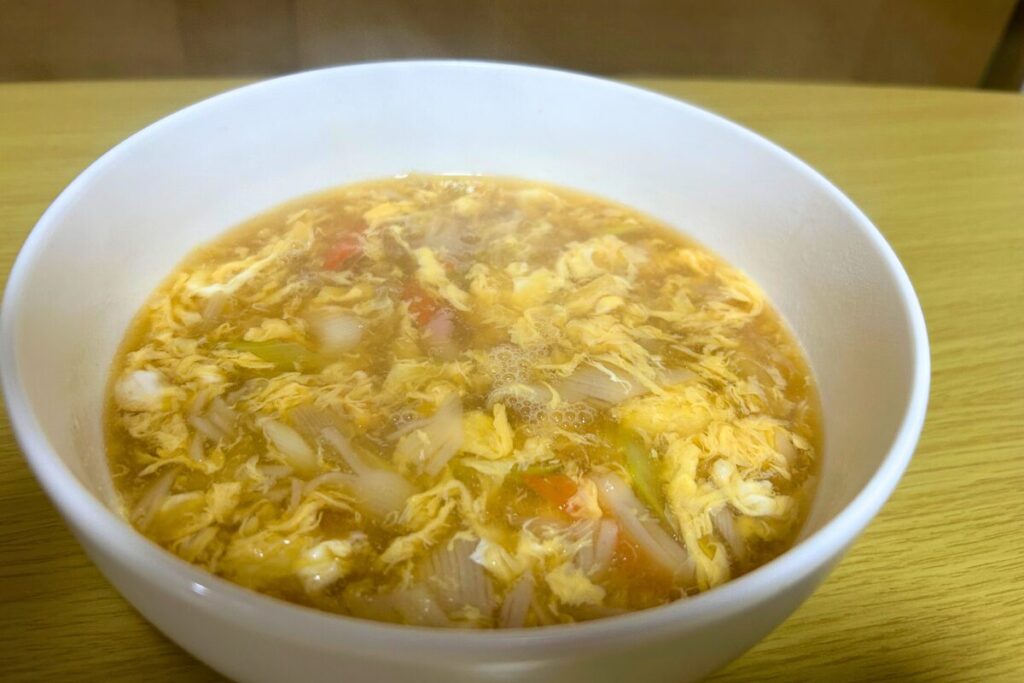 とろみありの中華たまごスープを近くから見た仕上がりの様子