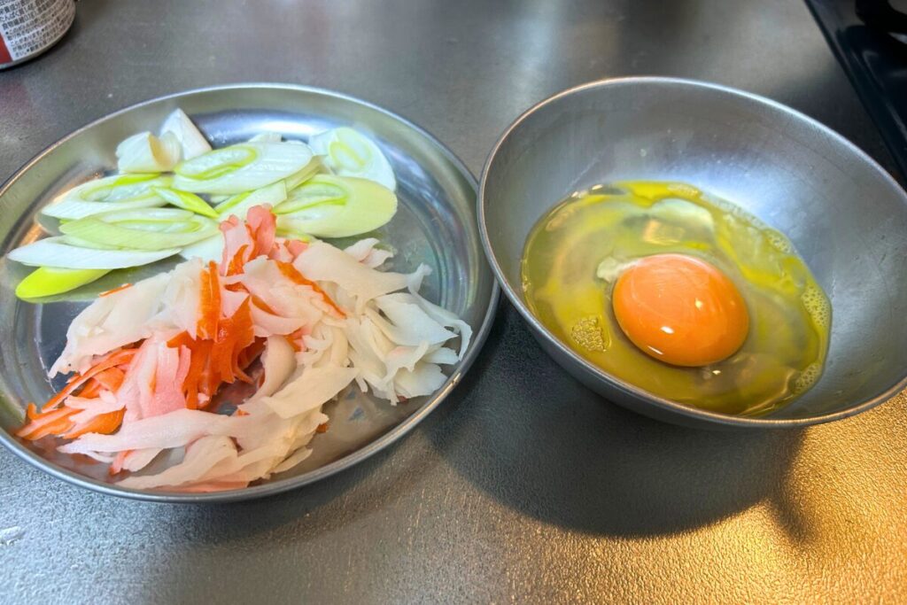 とろみありスープに使うカニカマ・にんじん・長ネギ・卵の下準備の様子