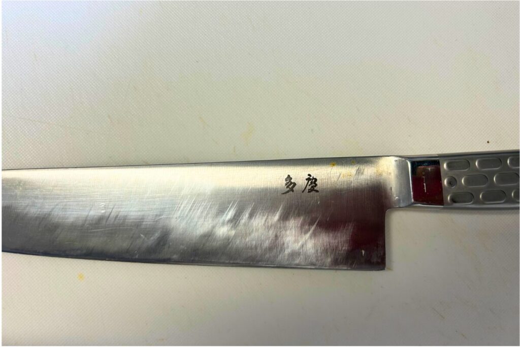 オールステンレス一体型の牛刀。刃と柄に継ぎ目がない構造