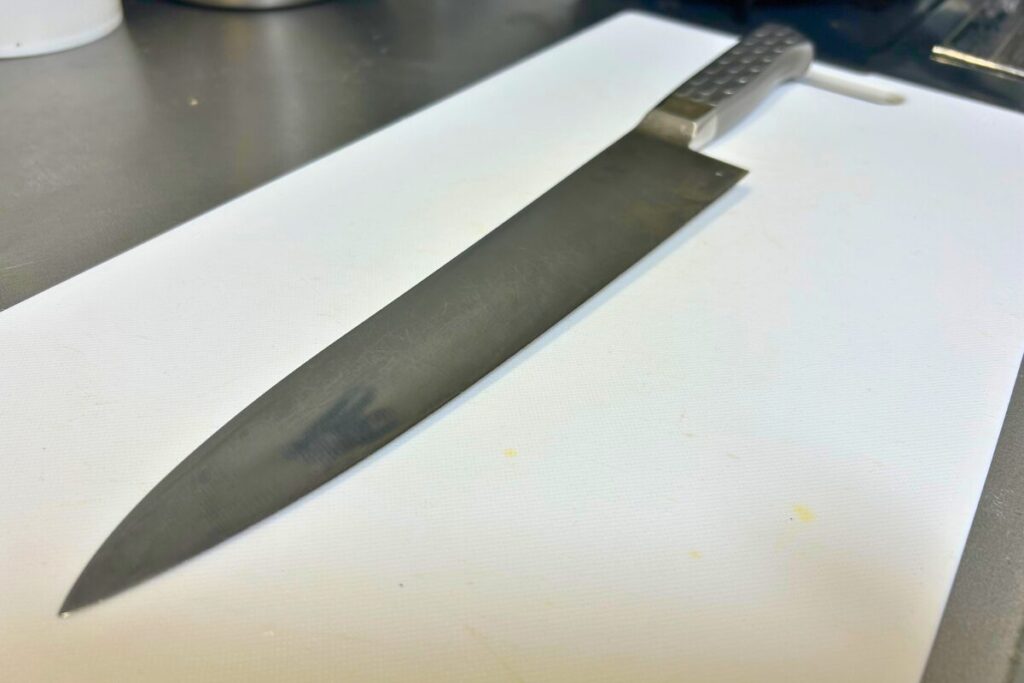 まな板の上に置いた刃渡り240mmの牛刀。自宅で10年以上使っている一本