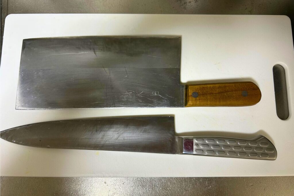 刃元を揃えて並べた牛刀と中華包丁。刃幅の差がひと目で分かる