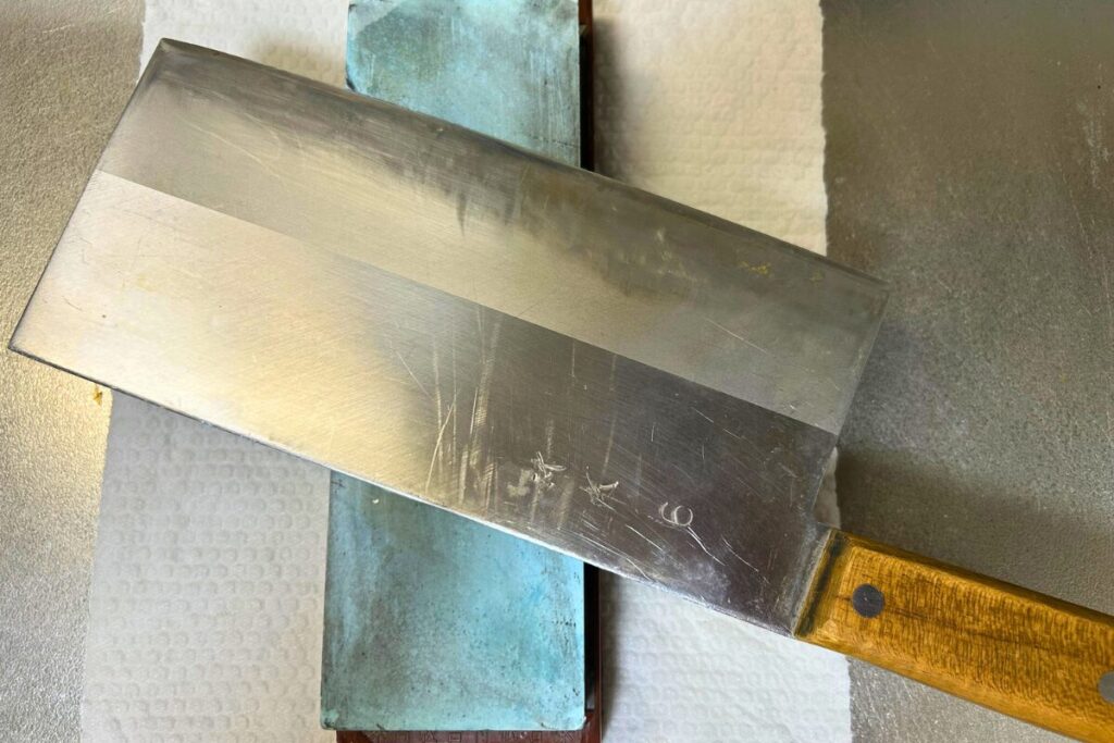 中砥石に包丁を斜めに乗せた様子。刃を研ぐのに十分な長さと幅がある