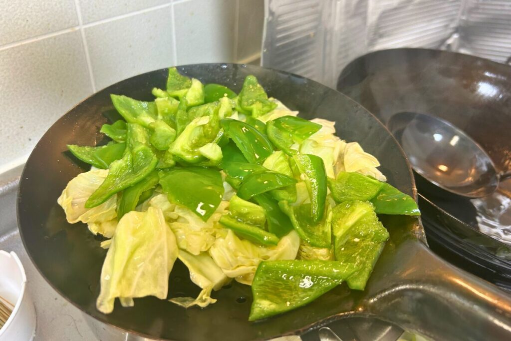 ピーマンとキャベツの色が鮮やかになった油通しの引き上げサイン