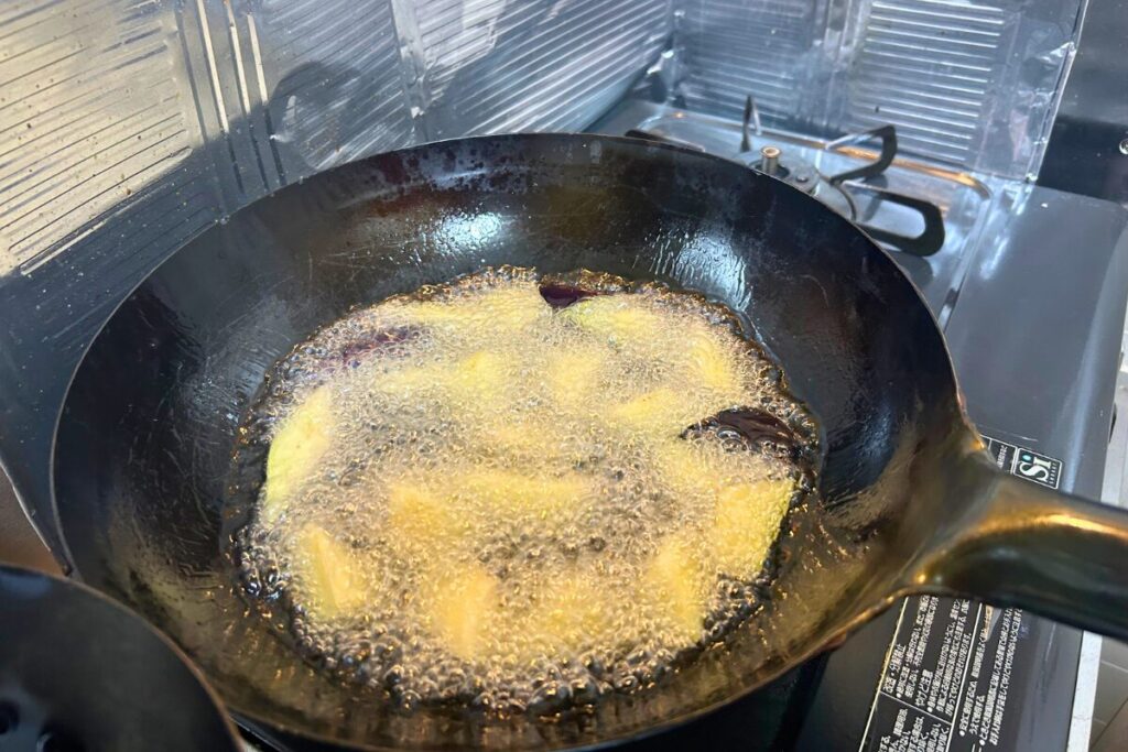 高温の油でナスを油通ししている様子