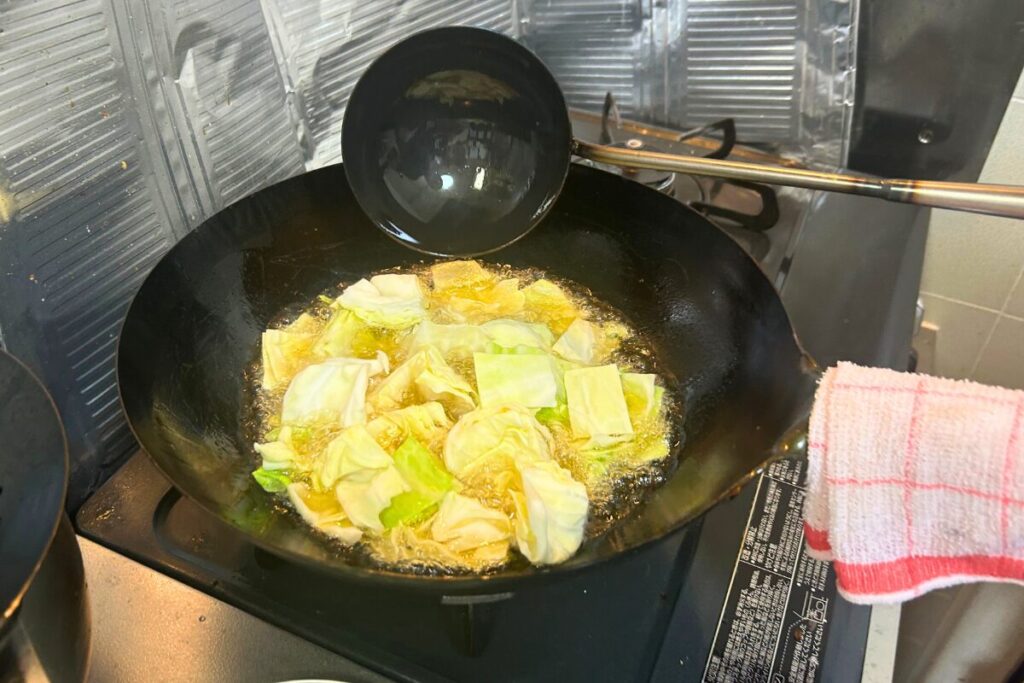 キャベツを油通ししている様子