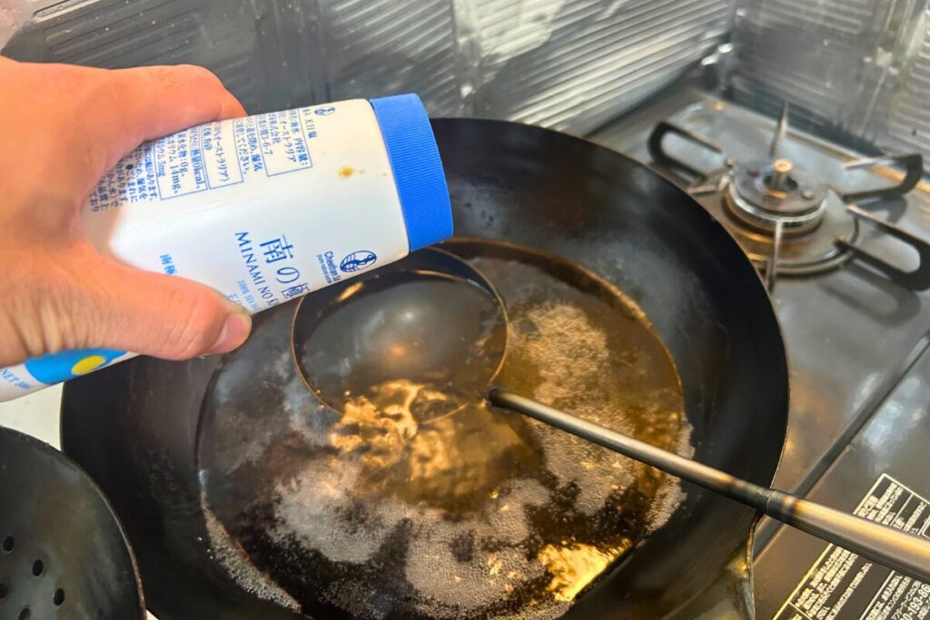 沸騰した湯に塩を入れる瞬間