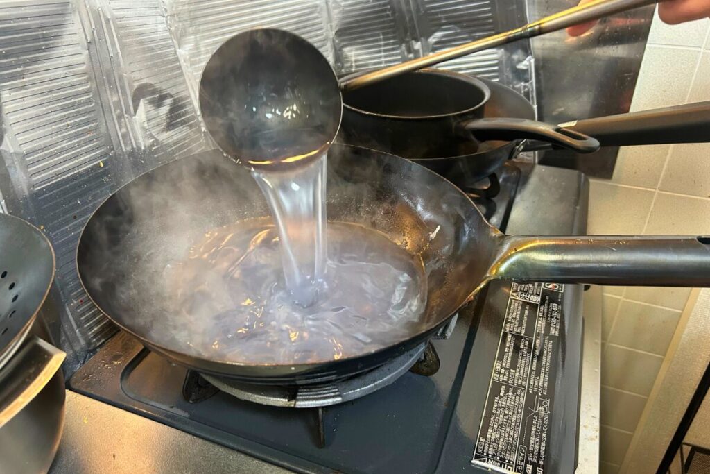 とろみの具合をお玉で確かめている様子