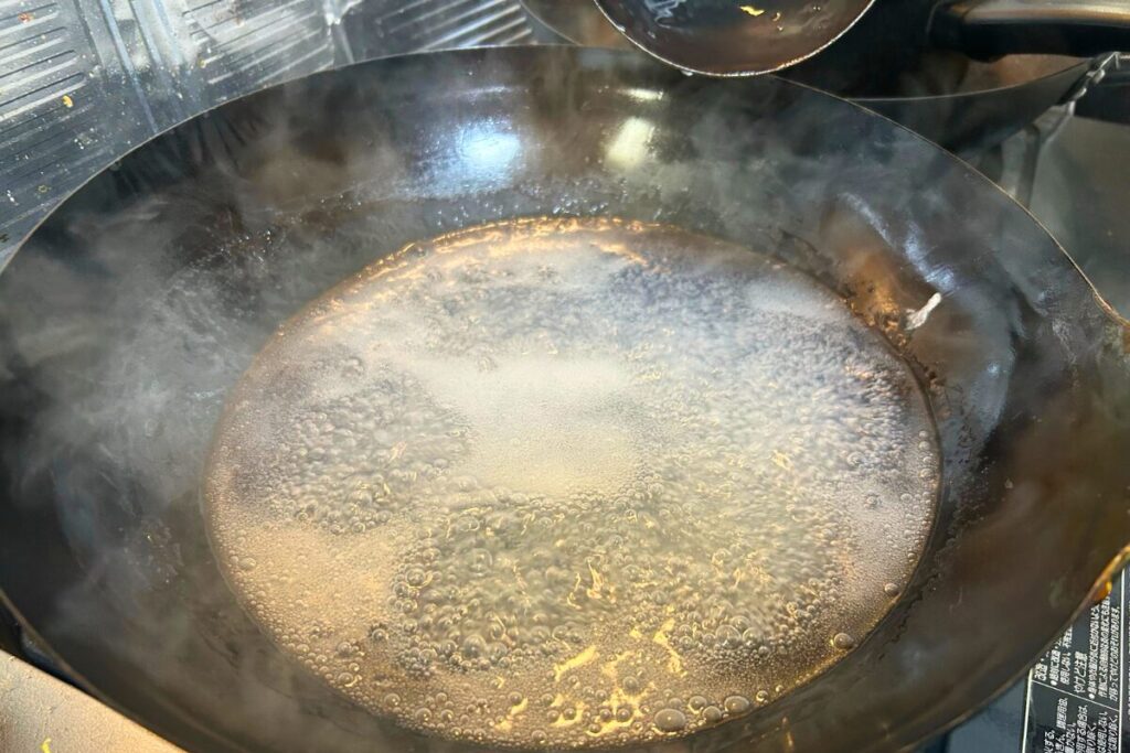 とろみをつけた後、ツヤが出るまで加熱している様子
