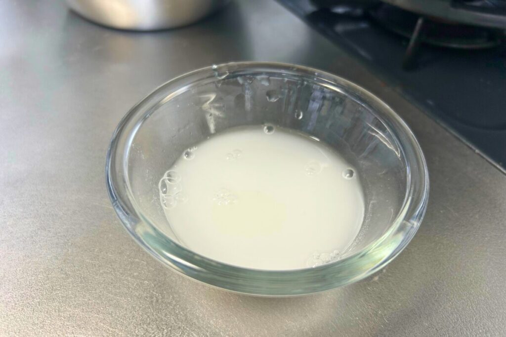 片栗粉と水を合わせた直後の水溶き片栗粉