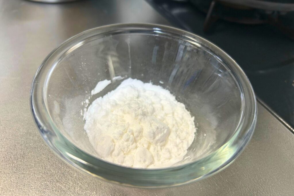 水溶き片栗粉に使う片栗粉を器に入れた状態