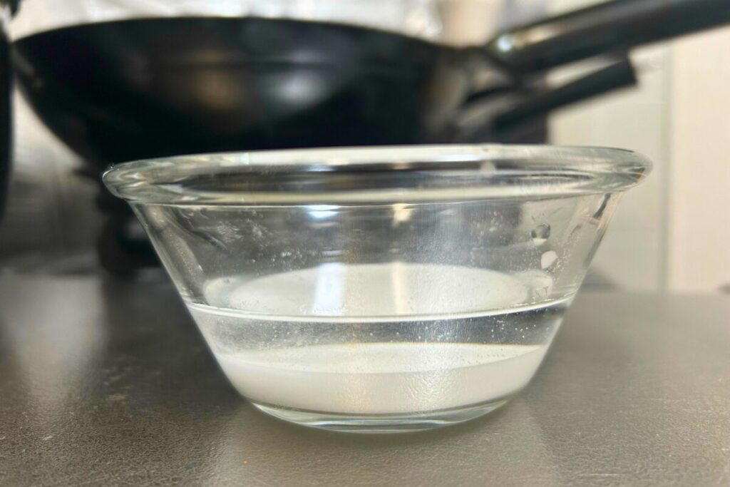 時間が経って沈殿した水溶き片栗粉(側面から)