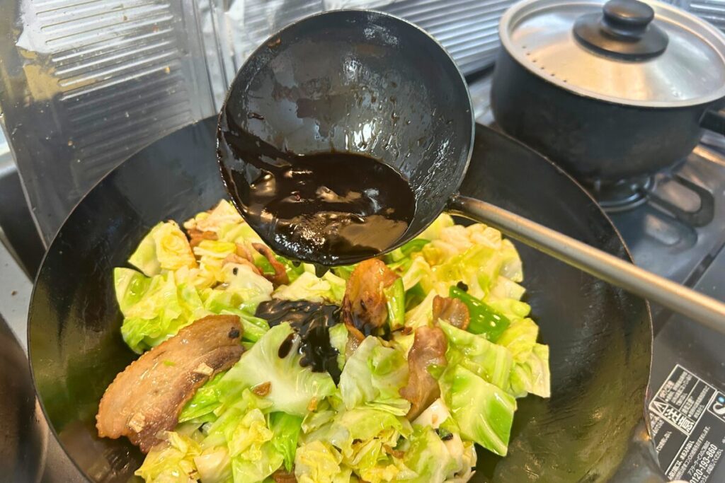 合わせ調味料を具材の中心から回しかけている様子