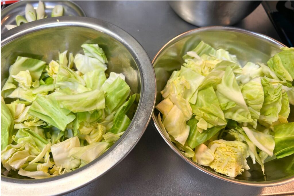 生用と油通し用に分けたキャベツ