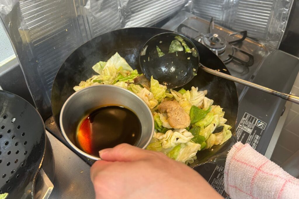 合わせ調味料を具材の中心から回しかけている様子
