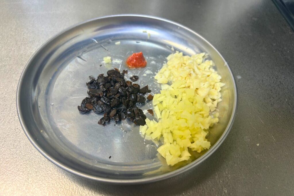 にんにく・生姜・豆豉・豆板醤の香りの主役たち