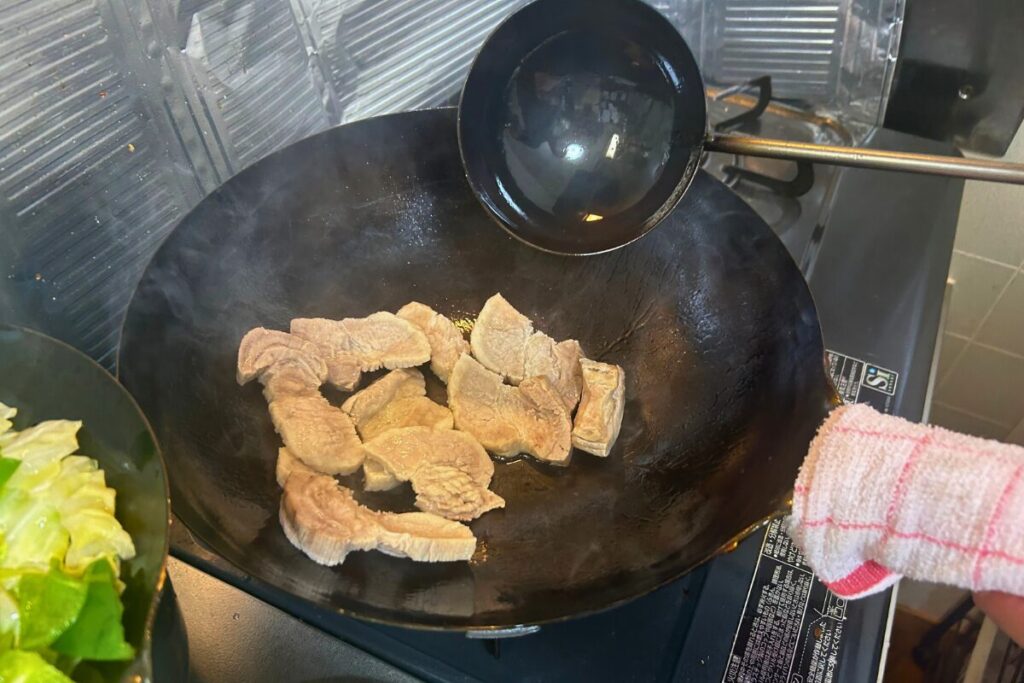 ブロック肉を切った豚肉を弱め〜中火でじっくり炒めている様子