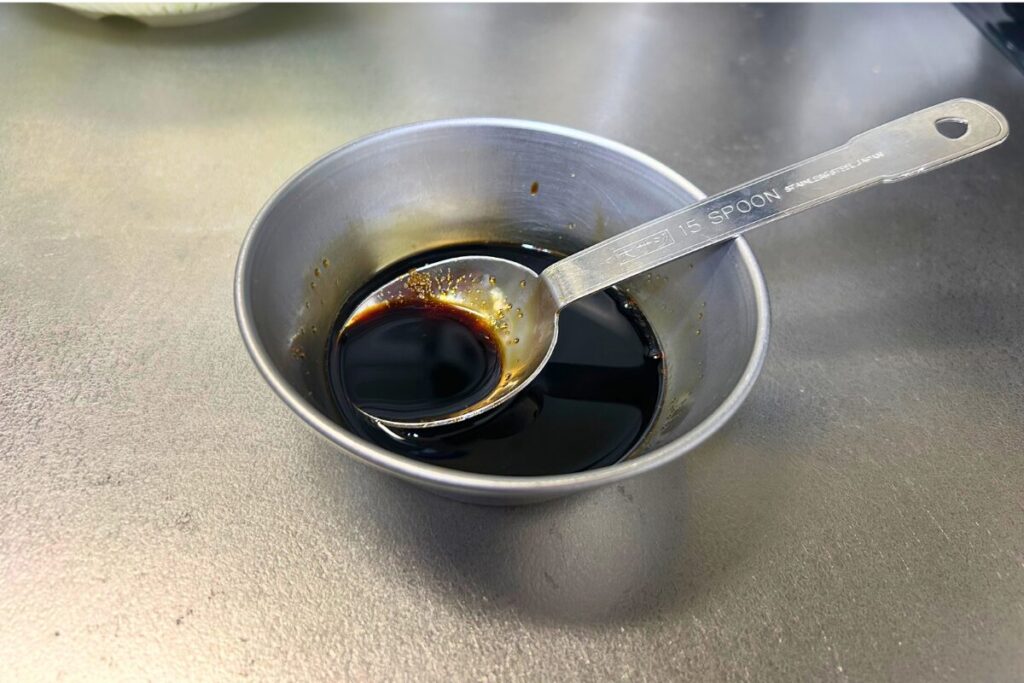 醤油・砂糖・老抽・味の素を合わせた調味料