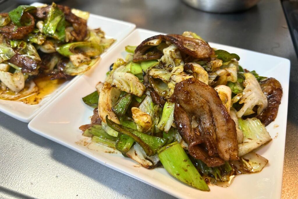 白い角皿に盛り付けた回鍋肉(甜麺醤あり)の完成品