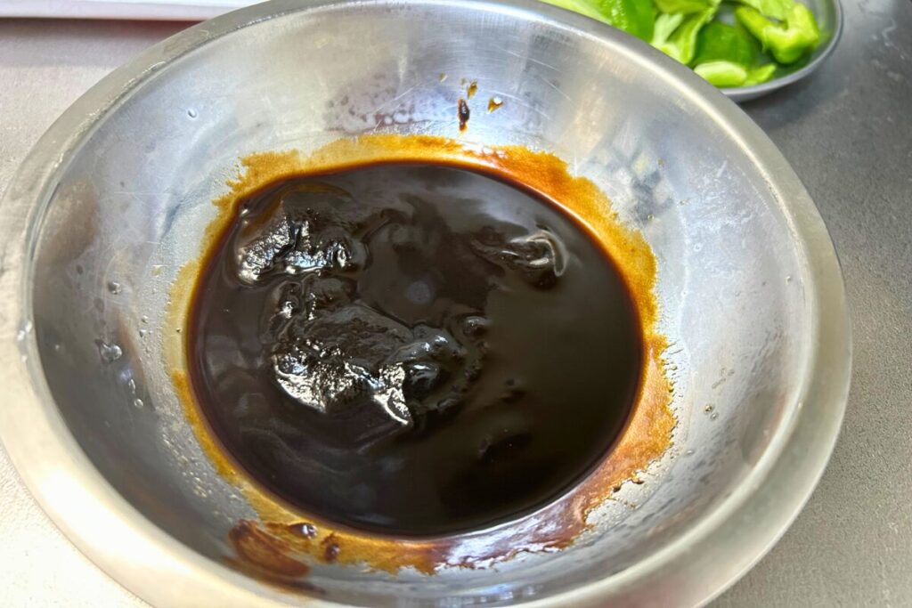 甜麺醤・砂糖・醤油・酒を合わせた黄金比の合わせ調味料