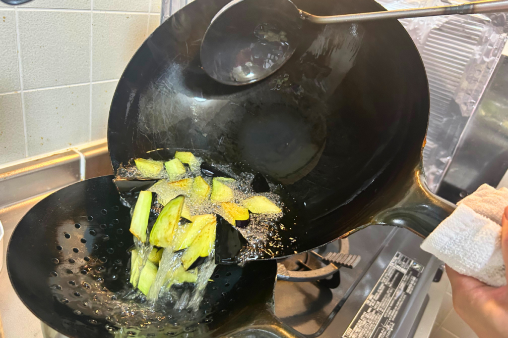 なすを油通ししている様子(自宅にて)