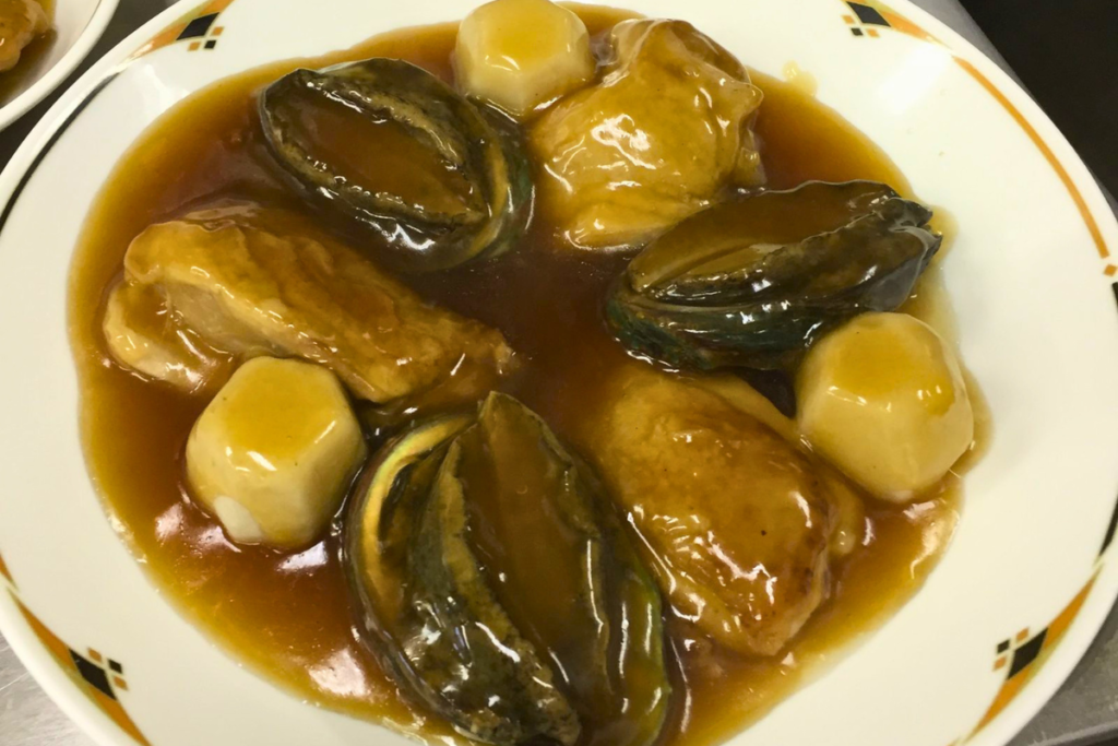 アワビなど、高級食材を使った料理の一例