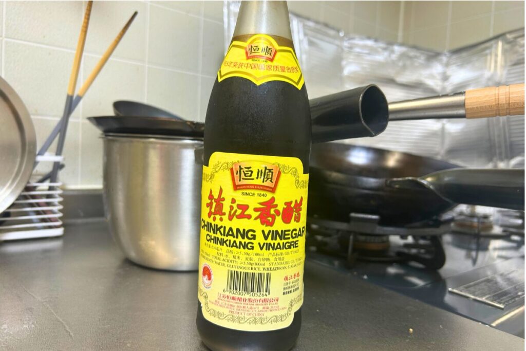 厨房の作業台に置かれた恒順の鎮江香醋550mlのボトル全体