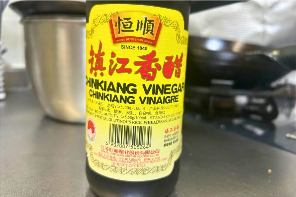 鎮江香醋の表ラベル。原材料と総酸5.50g/100mlの表示