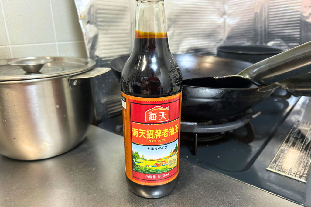 中華鍋の脇に置かれた老抽王のボトル全体