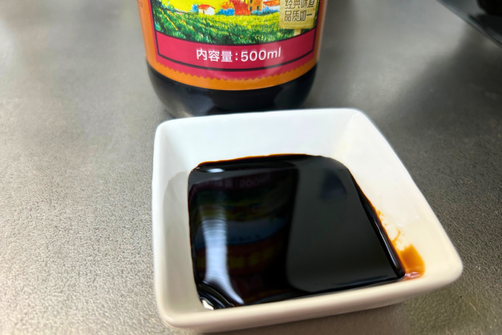 小皿に注いだ老抽王。真っ黒でとろみのある見た目