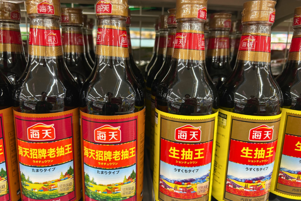 業務スーパーの棚に並ぶ老抽王(たまりタイプ)と生抽王(うすくちタイプ)
