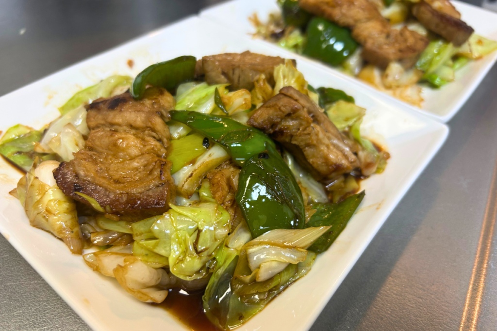 老抽を使った回鍋肉(甜麺醤なし)の完成品。醤油ベースの合わせ調味料に老抽で照りを出した一皿