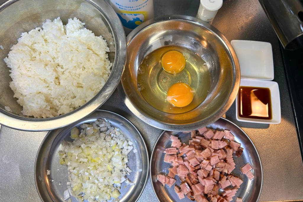 チャーハンの材料(ご飯・卵・長ねぎ・ハム)を並べたところ