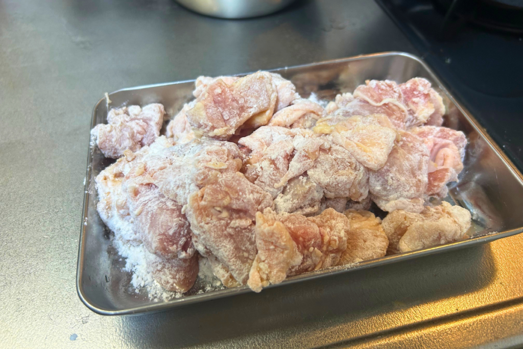 小麦粉と片栗粉を1:1でまぶした鶏もも肉