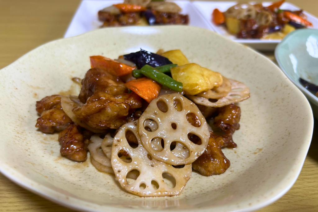 鶏と野菜の黒酢あんの完成写真。鶏の唐揚げと野菜に黒酢だれが絡んでいる