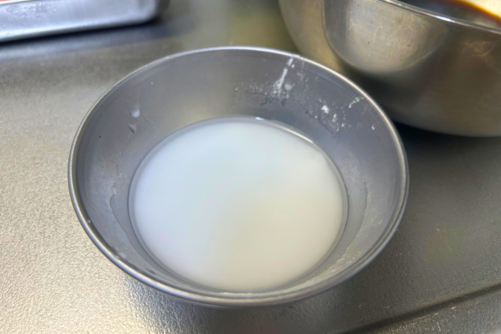 別に溶いておいた水溶き片栗粉