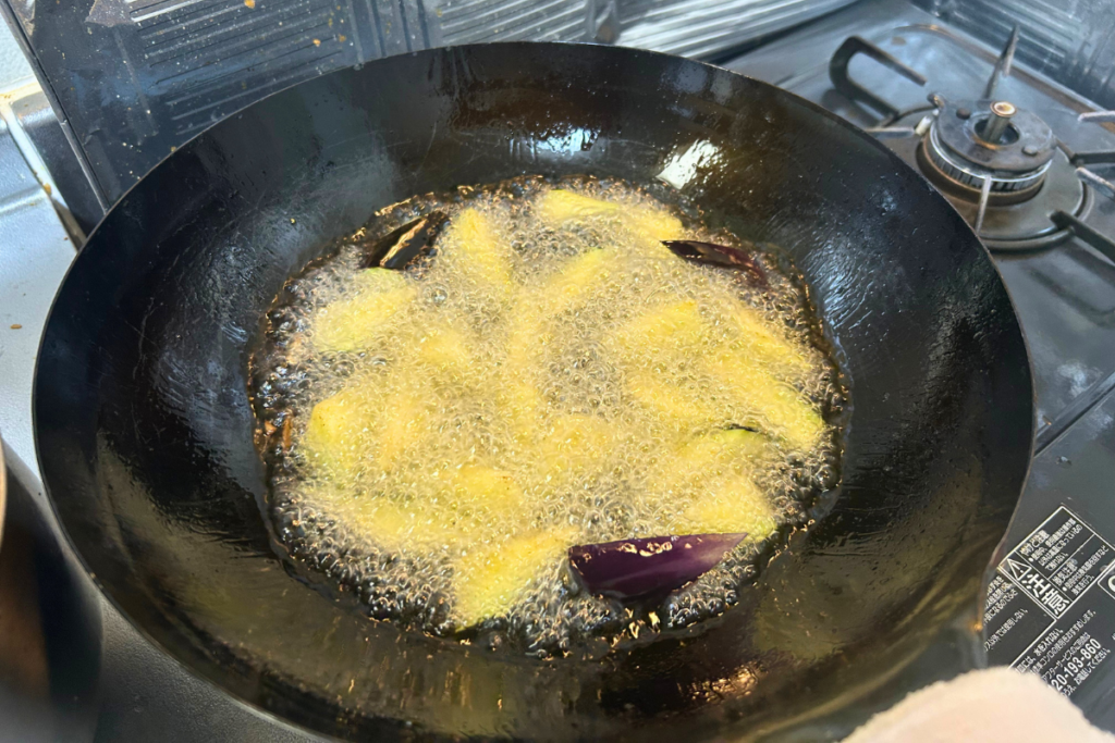 高温の油で短時間で揚げているなす