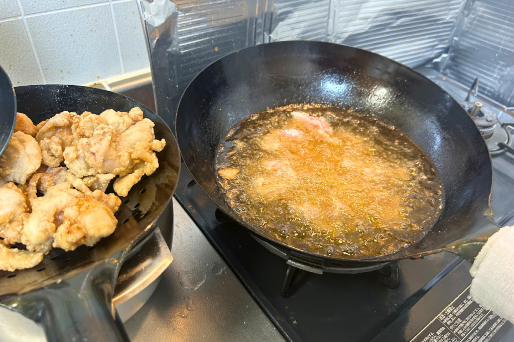 160〜170℃で一度揚げした鶏もも肉を引き上げる瞬間
