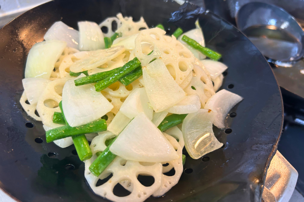 油通しが終わったれんこん・玉ねぎ・いんげん