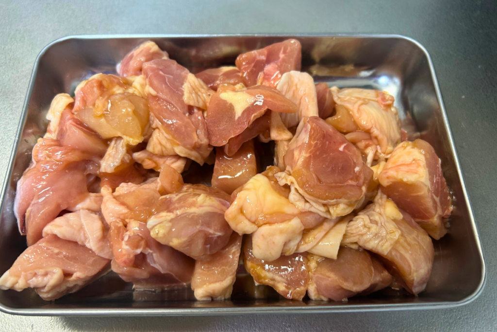 めんつゆ・生姜・にんにくをもみ込んだ鶏もも肉