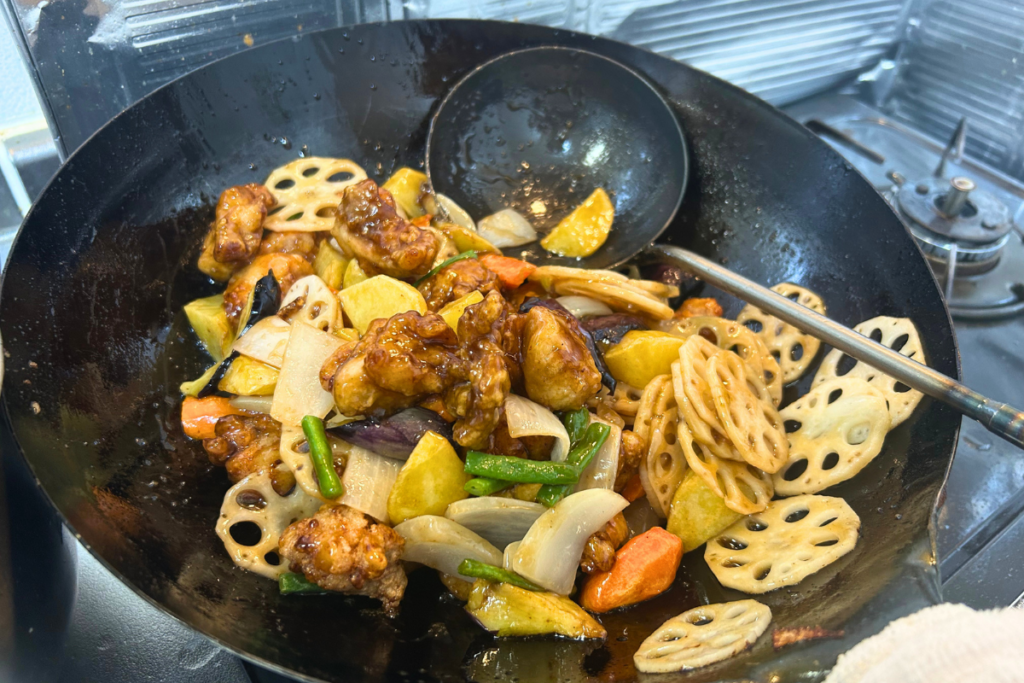 黒酢だれが全体に絡んだ鶏と野菜