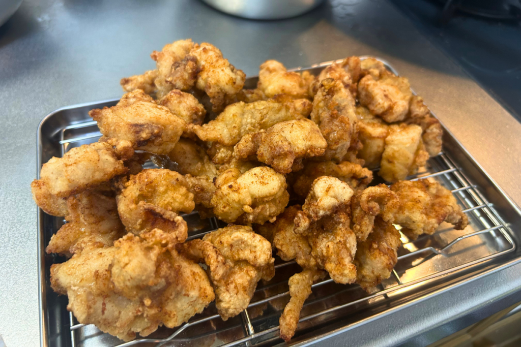 180〜190℃で二度揚げし、カリッと仕上がった鶏もも肉