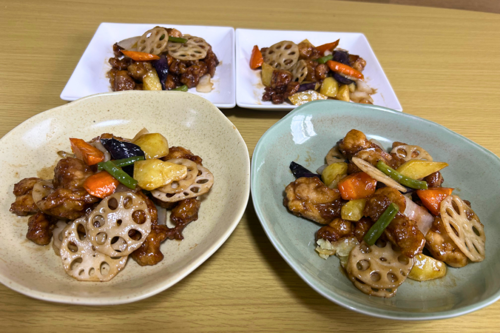 食卓に並んだ鶏と野菜の黒酢あん4皿