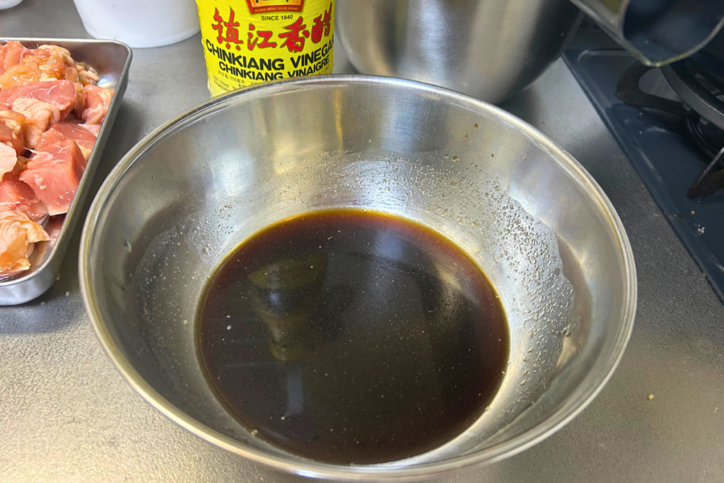 鎮江香醋・スープ・砂糖を1:1:1で合わせた黒酢だれ