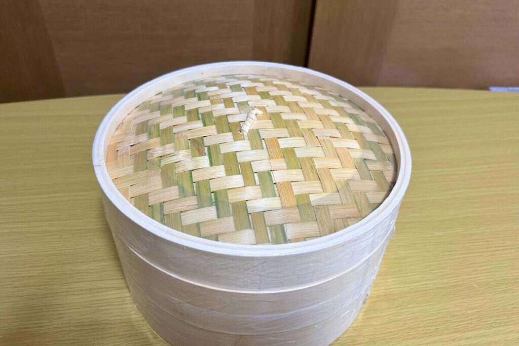 届いたばかりのAUFDOPF竹セイロ27cm。ビニール包装のままの状態