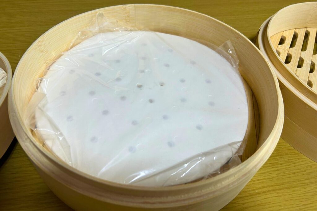 開封直後のAUFDOPF竹セイロ27cm。本体の中に専用クッキングシートが入っている状態