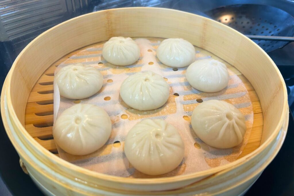 竹せいろで蒸し上がった小籠包。皮がつやつやとして破れていない状態