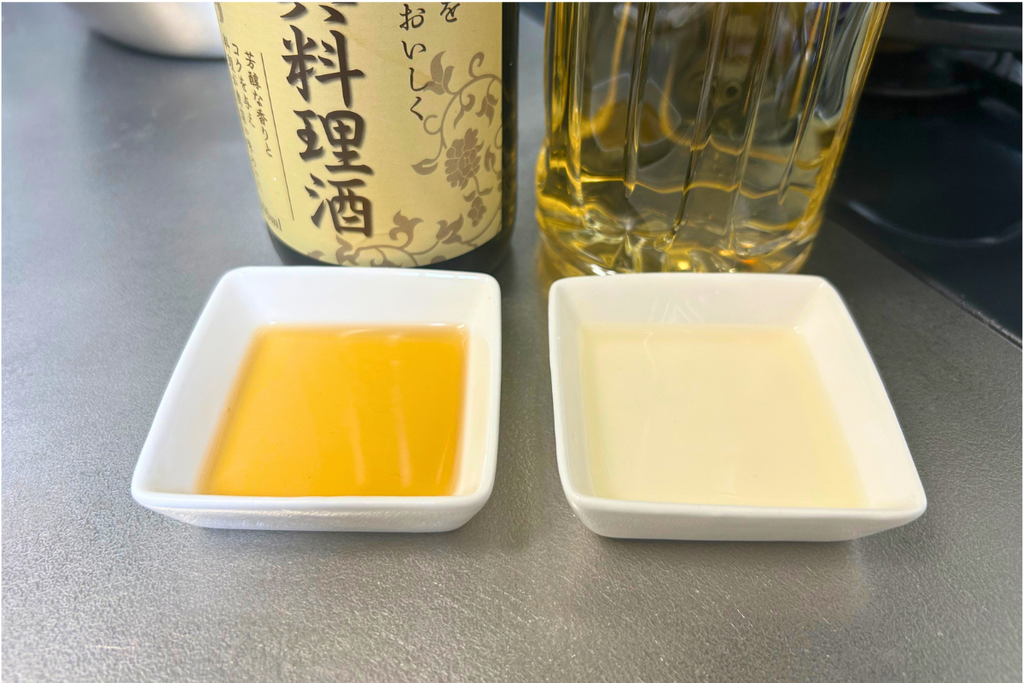 小皿に注いだ紹興料理酒は琥珀色、ワダカン料理酒はほぼ透明な淡い黄色で、色の違いがはっきり分かる