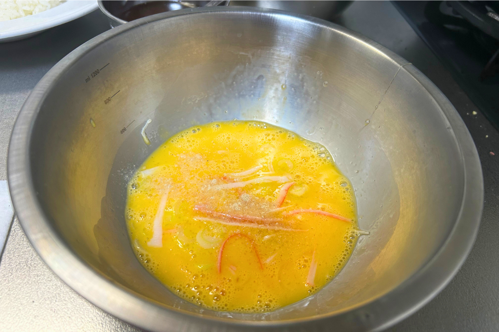 カニカマと長ねぎを混ぜ込んだ、天津飯用の卵液