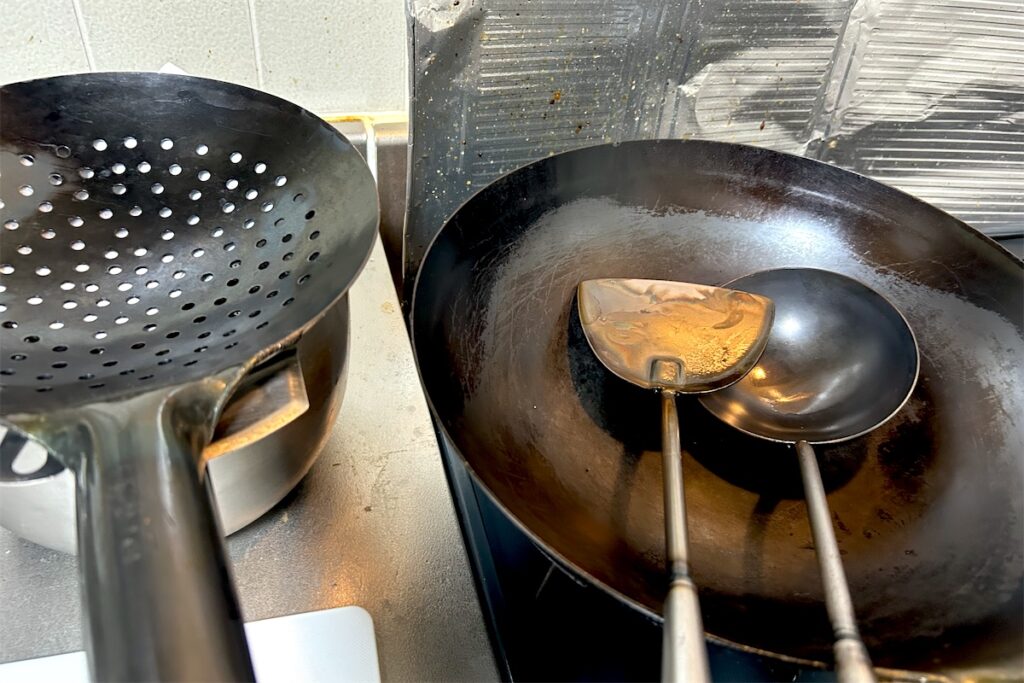 30cmの中華鍋に、鉄製の中華ヘラ「小」とお玉を置いたところ