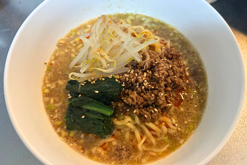 炸醤をそのままのせ、もやしとほうれん草を添えた担々麺